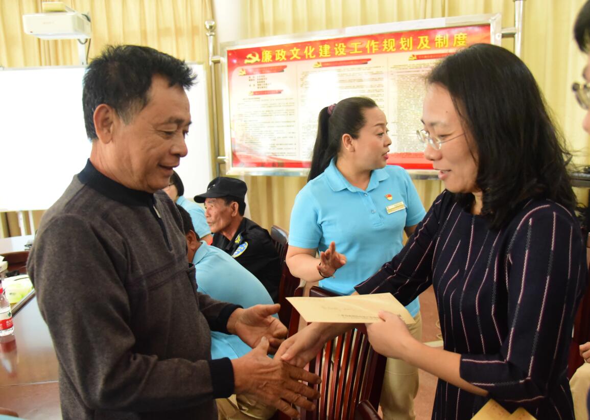 市國資委黨委書記、主任周春華走進天涯海角景區(qū)慰問困難黨員.jpg